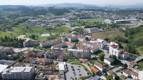 Drohnenaufnahme-Der-Städtischen-Landschaft-In-Paços-De-Ferreira,-Portugal,-Mit-Gemischten-Entwicklungen