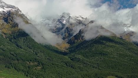 Wolken-Rollen-Nach-Konturen-Der-Steilen-Majestätischen-Buchenwaldberge-Von-Glenorchy