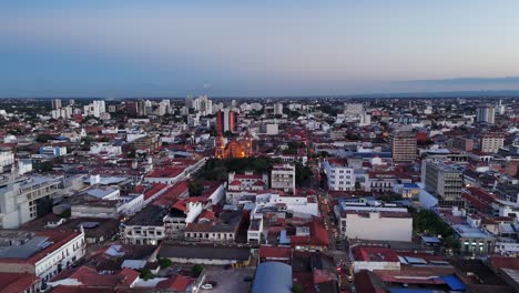 Drohnenschuss-Stadt-Hauptplatz-Reisen-Himmel-Santa-Cruz-Bolivien