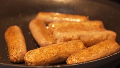 Gefälschte-Fleischwürste-In-Öl-Kochen-Auf-Dem-Gasherd