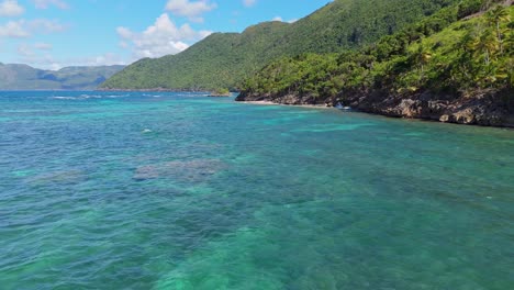 Playa-Ermitaño-Turismo-Playas-En-Samaná,-República-Dominicana