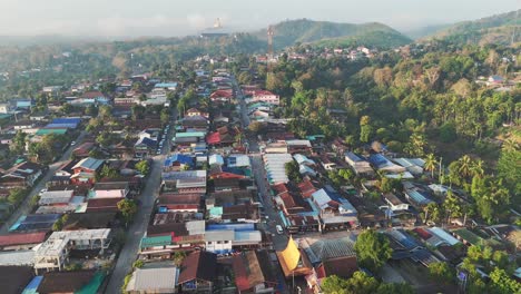 Luftaufnahme-Eines-Typischen-Kleinen-Dorfes-In-Thailand