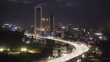 Una-Vista-Nocturna-De-La-Ciudad-De-Nairobi-Con-La-Vía-Rápida-Y-Westlands-A-La-Vista.