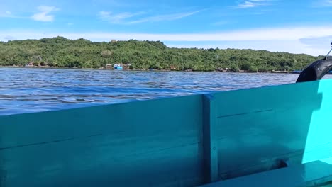 Boot-Segelt-In-Den-Meeresgewässern-Auf-Der-Insel-Karampuang,-West-Sulawesi,-Indonesien