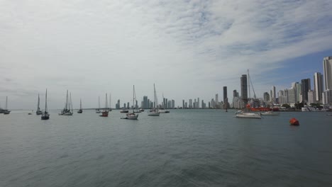 Panorama-Schwenk-Um-Den-Hafen-Von-Cartagena,-Kolumbien-Mit-Bedecktem-Himmel,-Der-In-Einen-Blauen-Himmel-übergeht