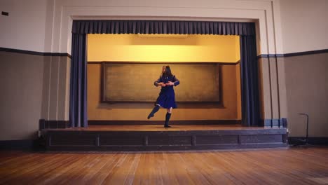 Chica-Japonesa-Con-Uniforme-Escolar-Realiza-Ballet-En-Cámara-Lenta