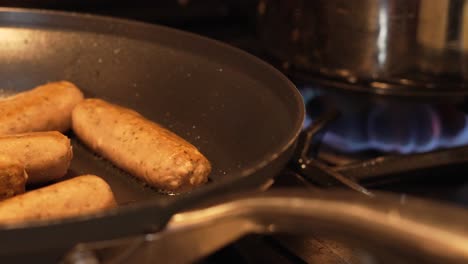 Leckere-Fleischalternative-Würstchen-Kochen-Mit-Heißen-Gasbrenner-Im-Hintergrund