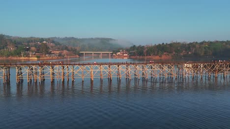 Anfahrt-Zur-Mon-Brücke-In-Songklaburi,-Thailand,-Einem-Ikonischen-Und-Wunderschönen-Wahrzeichen