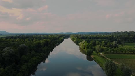 Río-Mur-En-Austria-Leinitz-Droneshot-Desde-Arriba-Reflejo-Del-Agua-Con-Un-Bosque-Circundante