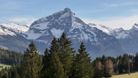 Majestad-Alpina:-Pico-De-La-Montaña-Amden-Arvenbüel-En-Primavera,-Suiza---Aéreo