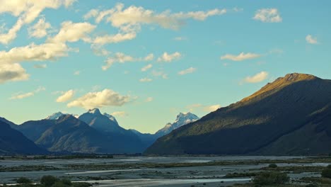 Das-Glühen-Der-Goldenen-Stunde-Erhellt-Den-Himmel,-Während-Die-Berge-Schatten-über-Die-Niederungen-Von-Glenorchy-Werfen