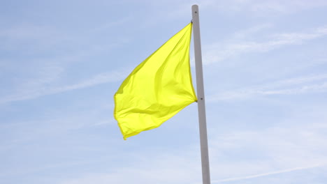 Bandera-Amarilla-De-Advertencia-De-Playa,-En-Un-Día-Ventoso
