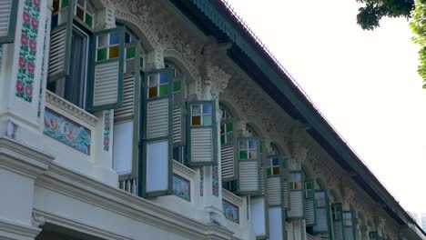 Vista-Del-Paisaje-En-Cámara-Lenta-De-Coloridos-Paneles-De-Ventanas,-Persianas,-Sombras-En-Un-Bloque-De-Apartamentos,-Viviendas,-Balcón,-Singapur,-Diseño,-Arte,-Arquitectura-Asiática.