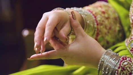Eine-Schöne-Belutschische-Braut-Aus-Pakistan-Trägt-Ihr-Atemberaubendes-Silbernes-Armband,-Nahaufnahme