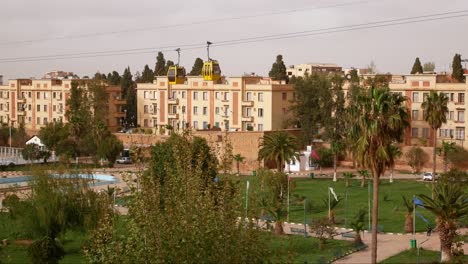 Teleférico-Sobre-La-Plaza-Grand-Bassin-En-Tlemcen,-Argelia