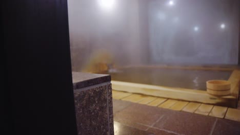 Dampfendes-Japanisches-Onsen-Bad,-Geothermische-Heiße-Quellen-Im-Ryokan