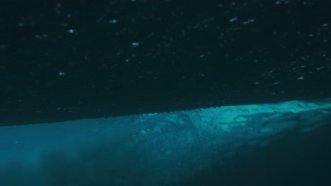 Detaillierte-Nahaufnahme-Des-Unterwasserwirbels-Im-Ozean-Und-Des-Klaren,-Glitzernden-Wassers