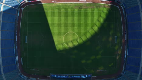 Von-Oben-Aufgenommene-Drohne-über-Dem-Estadio-Cuauhtémoc-Im-Sonnigen-Puebla,-Mexiko