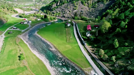 Flam-Dorf-Norwegen-Flusstal-Natur-Luftaufnahme-Aurlandsfjord-Fjord-Reiseziel-