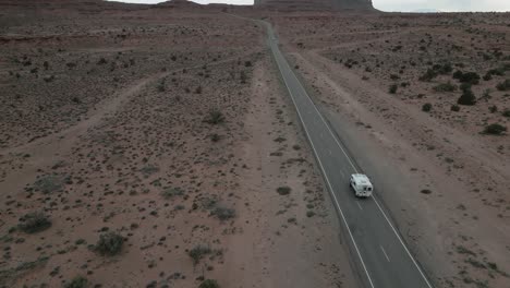 Luftaufnahme-Eines-Wohnmobils,-Das-Die-Wüstenstraße-Im-Monument-Valley-Park-In-Utah-(USA)-Durchquert-Und-Den-Geist-Des-Van-Lebens,-Des-Reisens-Und-Der-Erkundung-Verkörpert