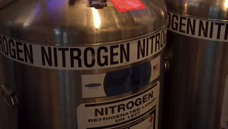 Una-Vista-Cercana-De-Un-Cilindro-De-Líquido-Refrigerado-Con-Nitrógeno