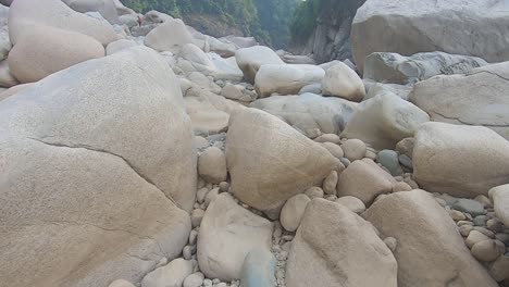 Natürlich-Geformter-Weißer-Glänzender-Stein-In-Einzigartiger-Form-Im-Trockenen-Flussbett-Am-Morgen.-Das-Video-Wurde-Am-Sliang-Wah-Umngot-Amkoi-Jaintia-Hill-In-Meghalaya,-Indien,-Aufgenommen