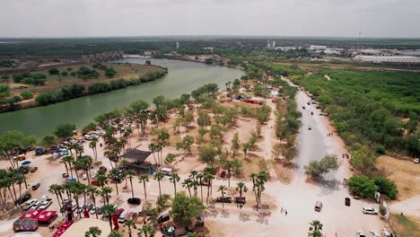 Schöner-Campingplatz-Am-Flussufer-Mit-Blick-Auf-Den-Rio-Bravo-Und-Das-Wasserkraftwerk-Im-Hintergrund