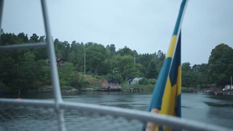 Schwedische-Flagge-Auf-Einem-Touristenboot