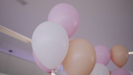 Luftige-Pastellfarbene-Luftballons-Schweben-Sanft-In-Einer-Feierlichen-Umgebung