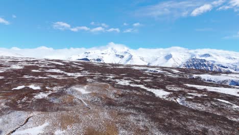 Skyline,-Vereister-Berghintergrund,-Drohnenflug-über-Isländischer-Vulkanlandschaft