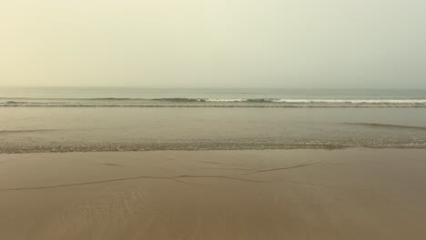 Vista-Estática-Del-Mar-En-Calma-Desde-La-Playa-En-Un-Día-Brumoso