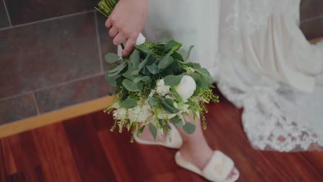 Novia-Sosteniendo-Un-Exuberante-Ramo-De-Novia,-Detalles-De-Vestido-Blanco-Y-Sandalias