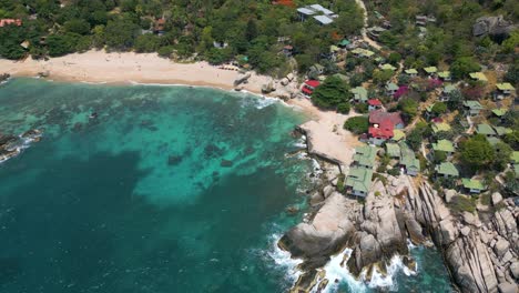 Impresionante-Dron-Cinematográfico-Revelado-Sobre-Una-Hermosa-Playa-Tropical-Con-Casas-De-Vacaciones