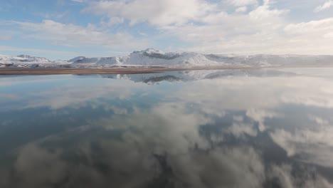 Blaues-Wasser,-Das-Den-Himmel-Mit-Weißen-Wolken-In-Der-Luft-Der-Isländischen-Vulkanumgebung-Reflektiert