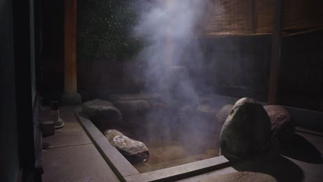 Japanische-Heiße-Quelle,-Geothermischer-Dampf-Steigt-Aus-Rotenburo-Onsen-Auf