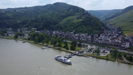 Flusskreuzfahrtschiff-Am-Pier-Der-Mittelalterlichen-Stadt-Bacharach-In-Deutschland,-Drohnenansicht