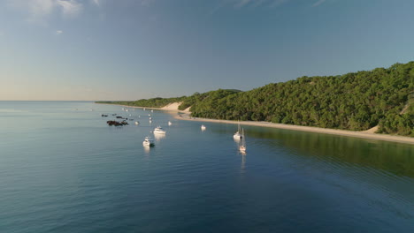 Weißer-Sandstrand-Insel-Panorama-Luftlandschaft-Boote-Schiff-Sank-Auf-Tangalooma-Moreton-Island,-Australisches-Reiseziel