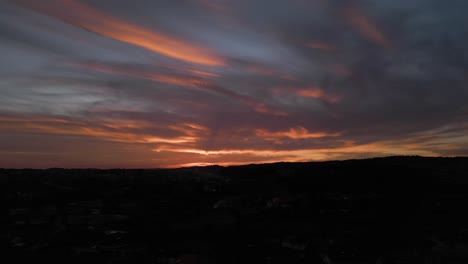 Sonnenuntergang-Leinwand-über-Dem-Horizont,-Malt-Den-Himmel-Mit-Dunklen-Farbtönen