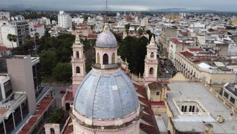 Luftumlaufbahnen-Blaue-Mosaik-Kachel-Kuppel-Der-Kathedrale-Von-Salta-In-Argentinien