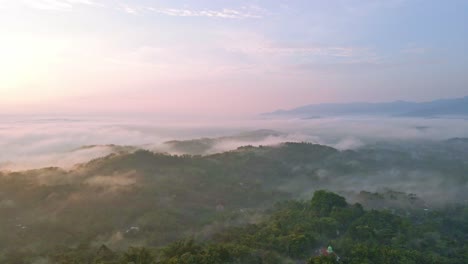 Hermoso-Paisaje-De-Colorido-Cielo-Nublado-Sobre-La-Indonesia-Rural