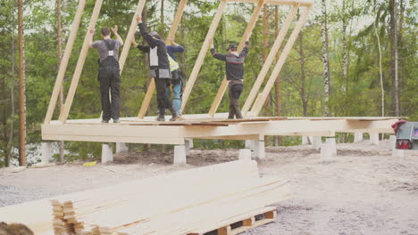 Alter-Film-Von-Männern,-Die-Eine-Tragende-Wand-An-Ihren-Platz-Heben