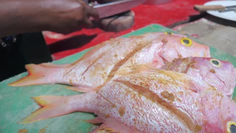 Condimentar-Pescado-Cocinado-En-La-Playa-De-República-Dominicana-Después-De-Pescar.