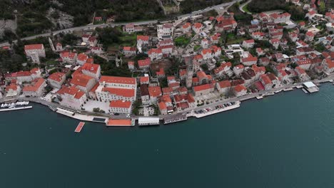 Eine-4K-Drohnenaufnahme-Zeigt-Die-Bezaubernde-Stadt-Perast-In-Montenegro,-Die-Für-Ihre-Barocke-Architektur-Und-Ihr-Maritimes-Erbe-Bekannt-Ist