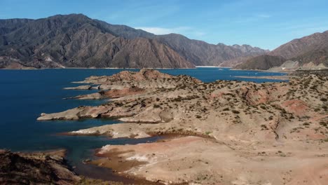Luftaufnahme-Des-Potrerillos-Stausees-In-Richtung-Staudamm-In-Argentinien