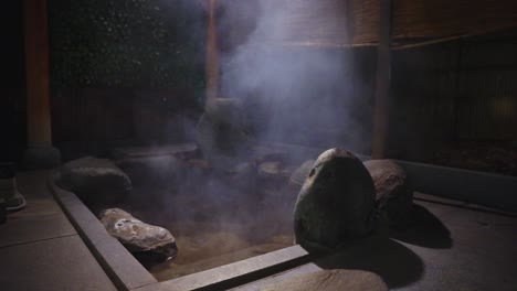 Baño-Japonés-De-Aguas-Termales-Por-La-Noche-En-El-Ryokan-Inn-Al-Aire-Libre