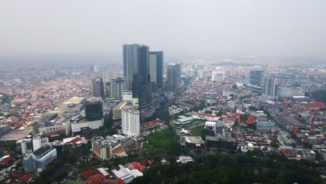 Die-Moderne-Skyline-Von-Surabaya-Zeichnet-Sich-Durch-Elegante-Wolkenkratzer,-Bürotürme-Und-Einkaufszentren-Aus,-Die-Das-Wirtschaftliche-Wachstum-Der-Stadt-Inmitten-Hoher-Bevölkerungsdichte-Und-Der-Herausforderungen-Der-Luftverschmutzung-Symbolisieren