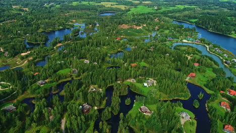 Vista-Aérea-De-Casas-Rurales-En-El-Parque-Nacional-De-Kemeri,-Verano-En-Letonia