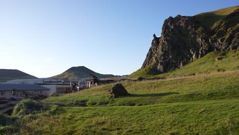Pueblo-Bajo-Colinas-Volcánicas-Y-Paisaje-Verde-De-Heimaey,-Islas-Westman,-Islandia