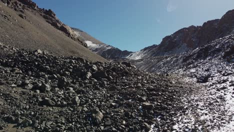 Luftaufnahmen-Klettern-Schneebedeckten-Schutthalden-In-Den-Alpen,-Argentinien