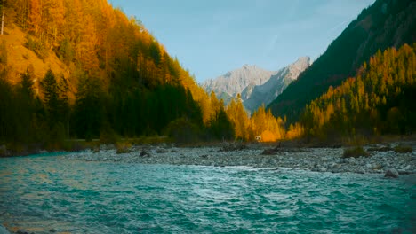 Río-De-Montaña-En-Los-Alpes-Austriacos